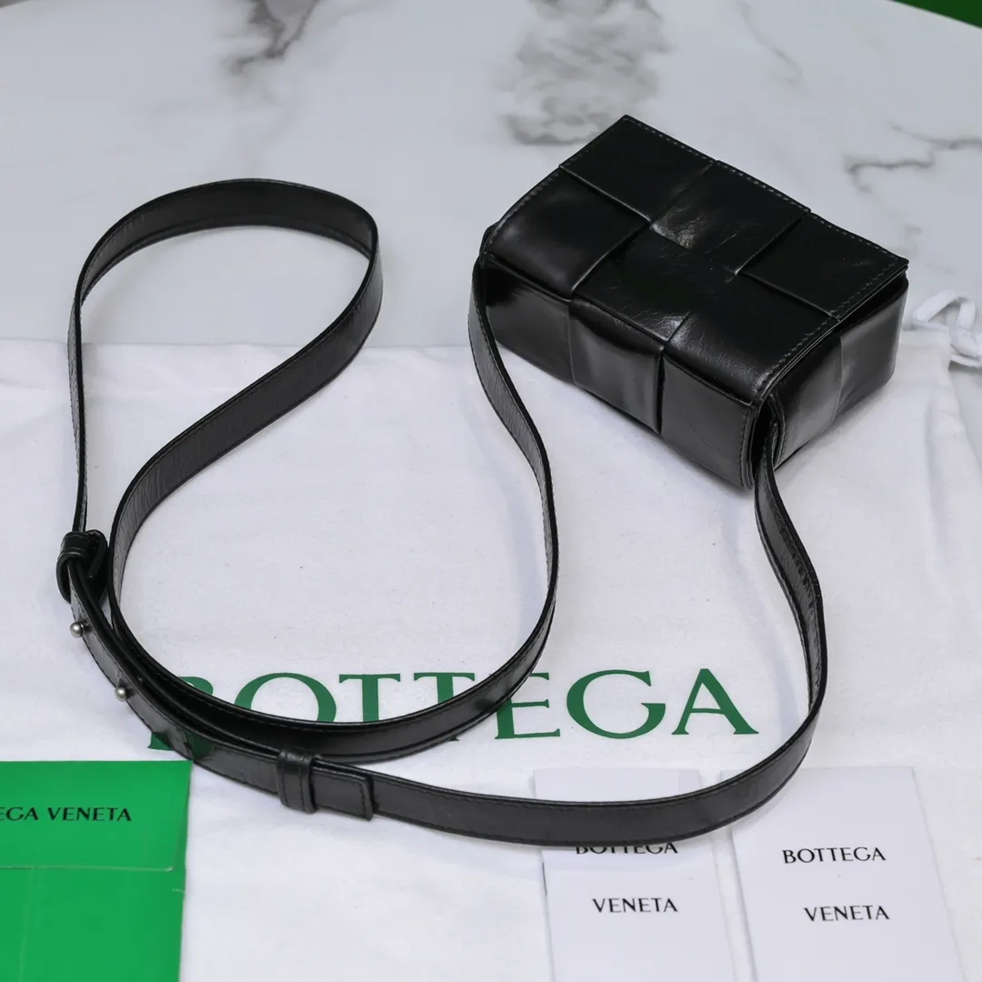 Batch 920 𝗕𝗼𝘁𝘁𝗲𝗴𝗮 𝗩𝗲𝗻𝗲𝘁𝗮———— New product 𝗺𝗶𝗻𝗶 Very cute and super 𝒎𝒊𝒏𝒊 𝒄𝒂𝒔𝒔𝒆𝒕𝒕𝒆, a must-have for delicate girls. It’s the same height as lipstick. Although it can’t fit my mobile phone, it can fit all my cuteness and lipstick❗️ Size: 12*8*4cm Model: 6813# oil wax leather, the latest version of the logo is changed at the bottom